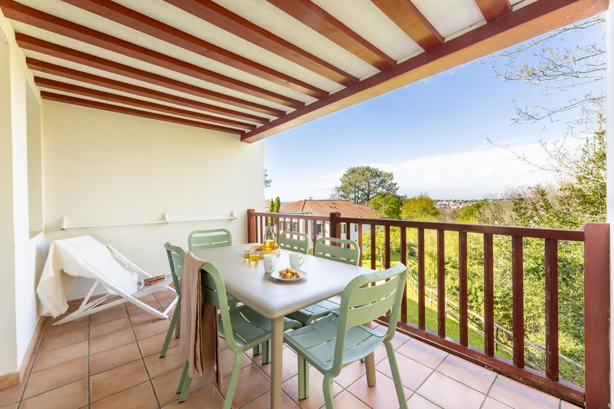 Superior Three-Bedroom Apartment Balcony,1698846171:JPEG